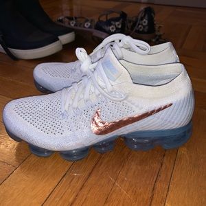 White and blue Nike Vapor Max flyknit